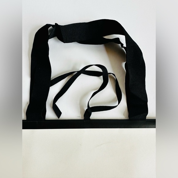 Authentic Gucci white and black XL Gift Shopping Bag Brand New - Picture 3 of 6